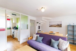 TV, offices - Serene 2BDR Retreat by Holyrood Park (Edinburgh)