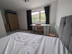 Bügeleisen/Bügelbrett, Internetzugang, Bettwäsche