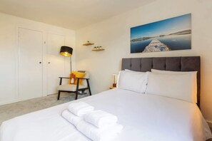 2 bedrooms, iron/ironing board, Internet, bed sheets - Serene 2BDR Retreat by Holyrood Park (Edinburgh)