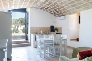 Apartment, Terrasse | Eigene Küche | Espressomaschine, Kühlschrank, Herdplatte, Kochgeschirr/Geschirr/Besteck