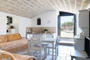 Apartment, Terrasse | Eigene Küche | Espressomaschine, Kühlschrank, Herdplatte, Kochgeschirr/Geschirr/Besteck