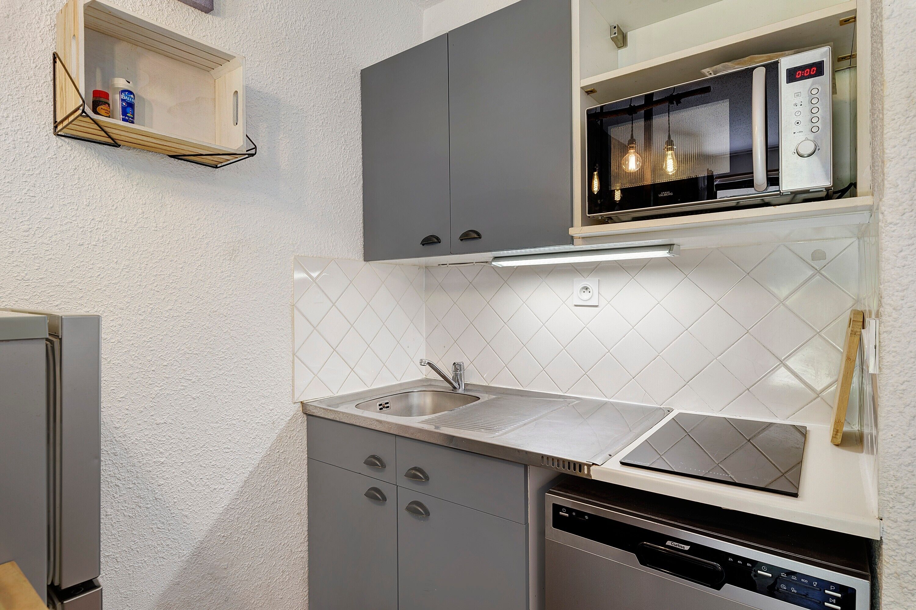 Wasserkocher mit Kaffee-/Teezubehör, Kühlschrank, Mikrowelle, Herdplatte
