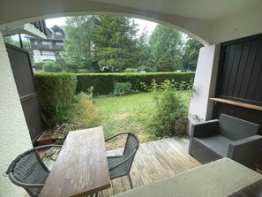 Outdoor dining - Garden-Level Apartment in the Heart of Villard, Private Terrace and Garden (Villard-de-Lans)