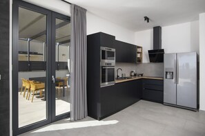 Coffee/tea maker, fridge, microwave, oven - Villa MI with Private Pool in Pula (Pula)