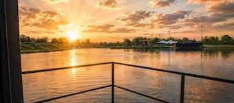 Unique houseboat with views over the water