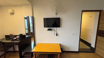Desk, free WiFi