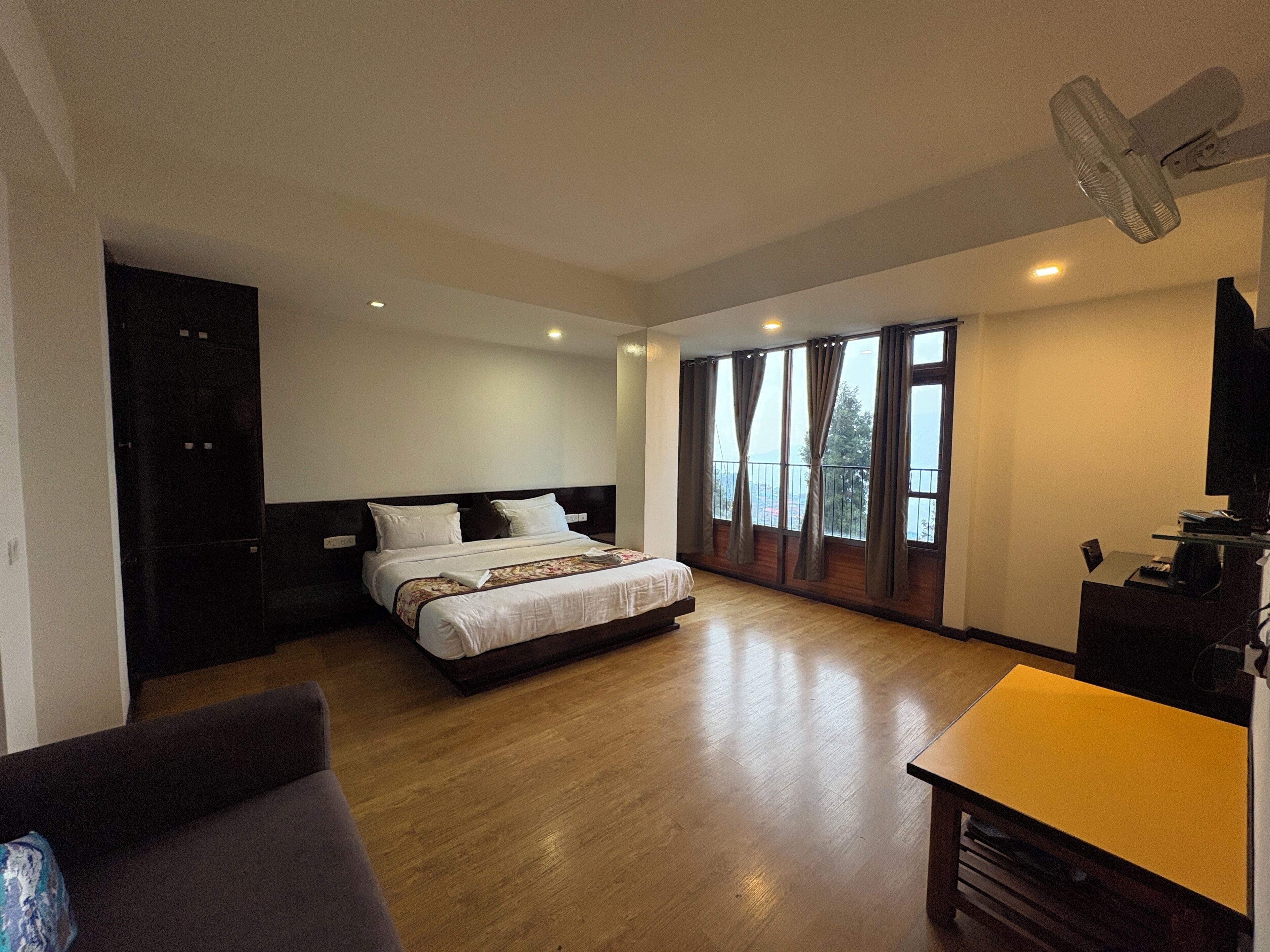 Executive-Doppelzimmer, Hügelblick | Schreibtisch, kostenloses WLAN