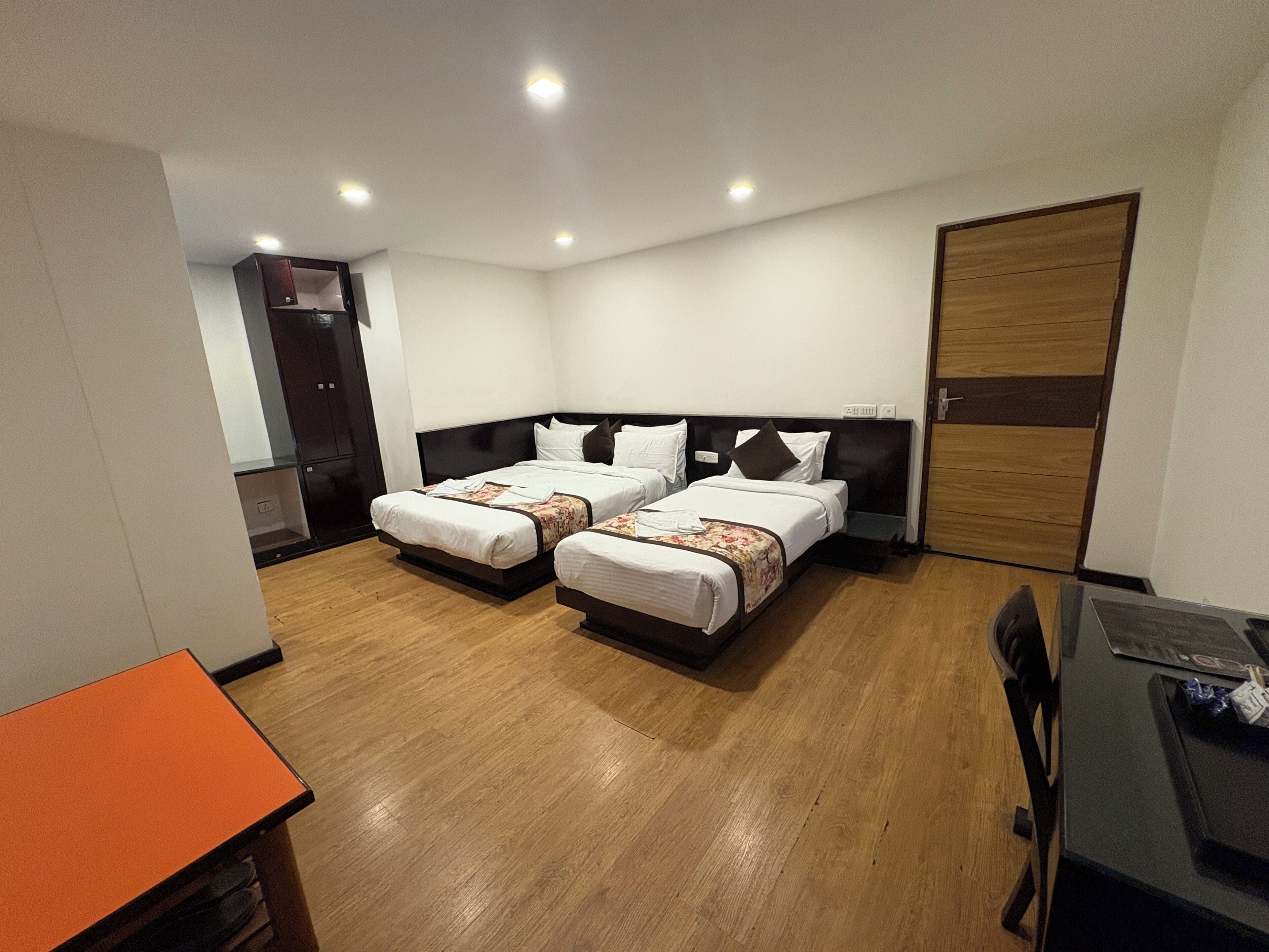 Deluxe-Dreibettzimmer, Stadtblick | Schreibtisch, kostenloses WLAN