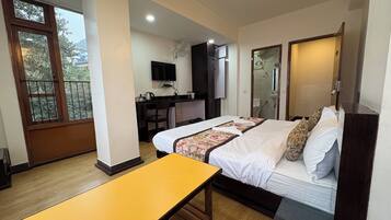 Club Double Room, Hill View | Desk, WiFi (free)