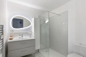 Dusche, Haartrockner, Handtücher