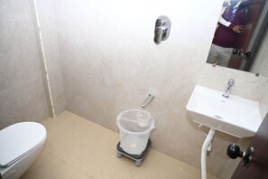 Shower, towels, soap, shampoo - HOTEL SIYAGRAND (Tiruchanur)