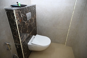 Buồng tắm vòi sen, khăn tắm, xà phòng, dầu gội 