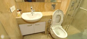 Shower, towels, soap, shampoo - Balaji Home Stay (Pune)