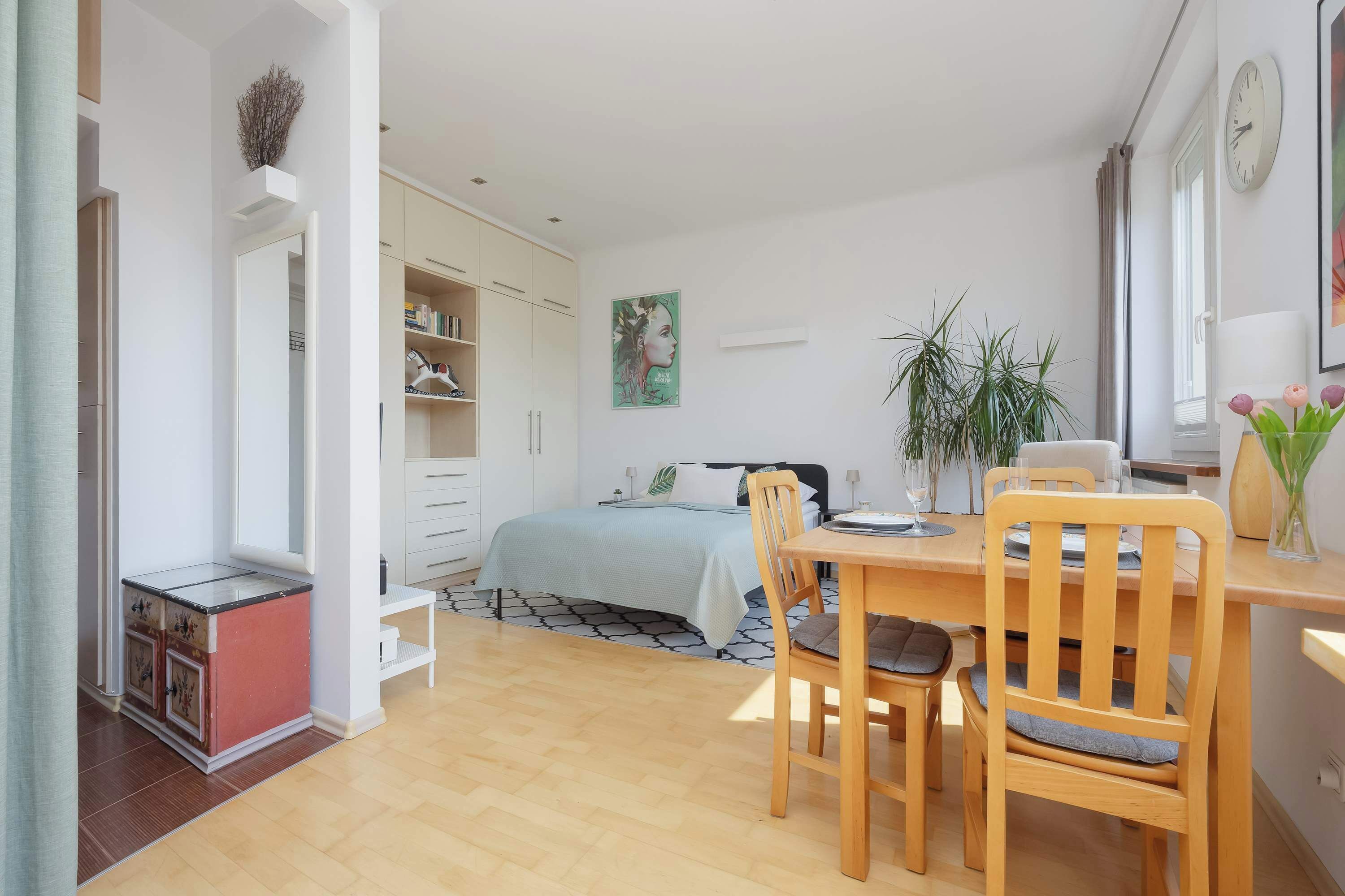 Un dormitorio moderno con cama, mesita de noche y un ventanal grande.