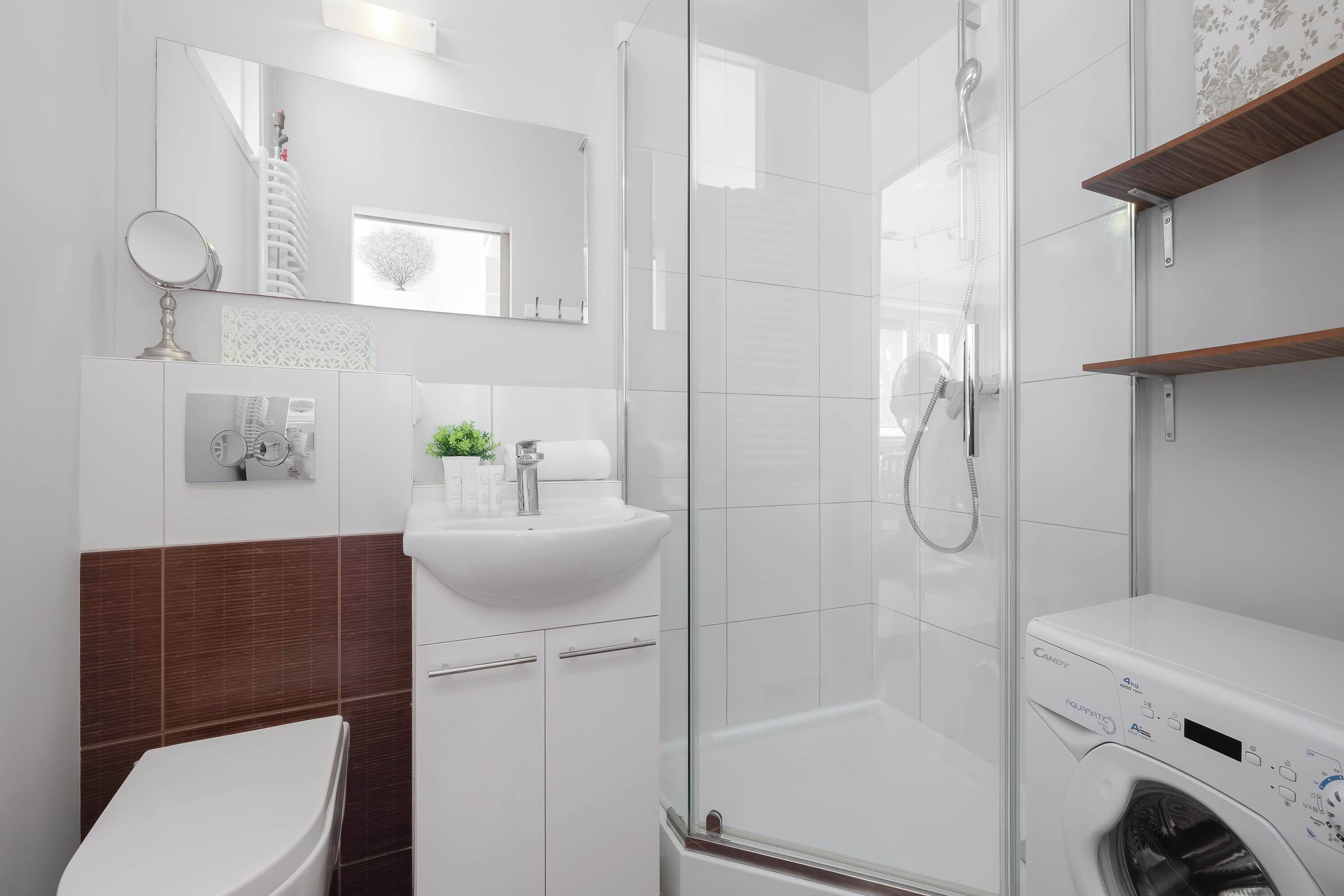 Dusche, Haartrockner, Handtücher, Shampoo