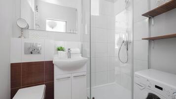 Dusche, Haartrockner, Handtücher, Shampoo