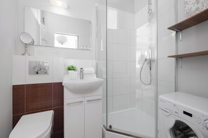Dusche, Haartrockner, Handtücher, Shampoo