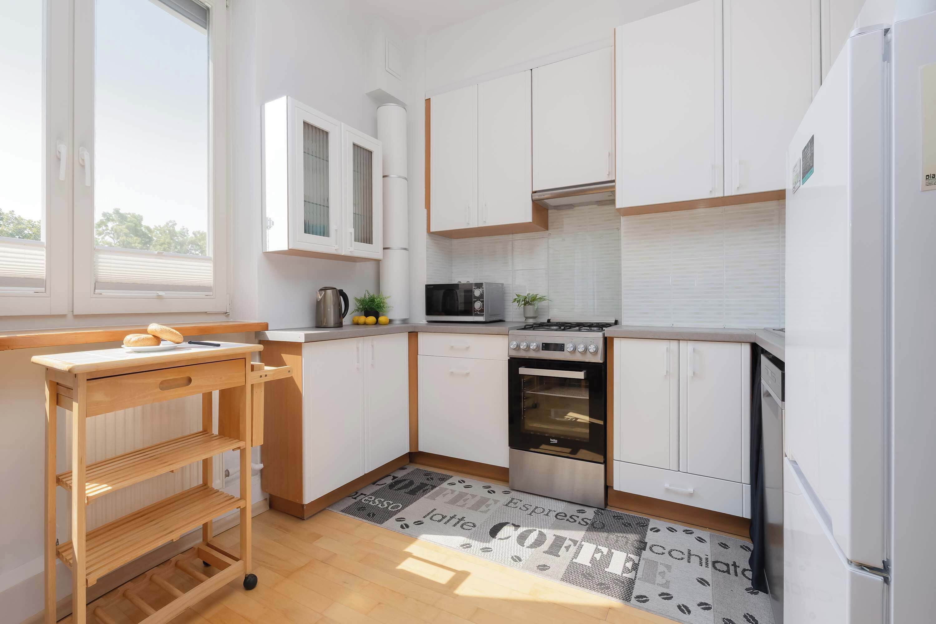 Wasserkocher mit Kaffee-/Teezubehör, Kühlschrank, Mikrowelle, Ofen