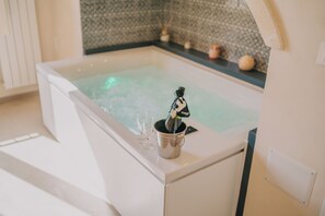 Een douche,  milieuvriendelijk toiletgerief, een haardroger, een bidet
