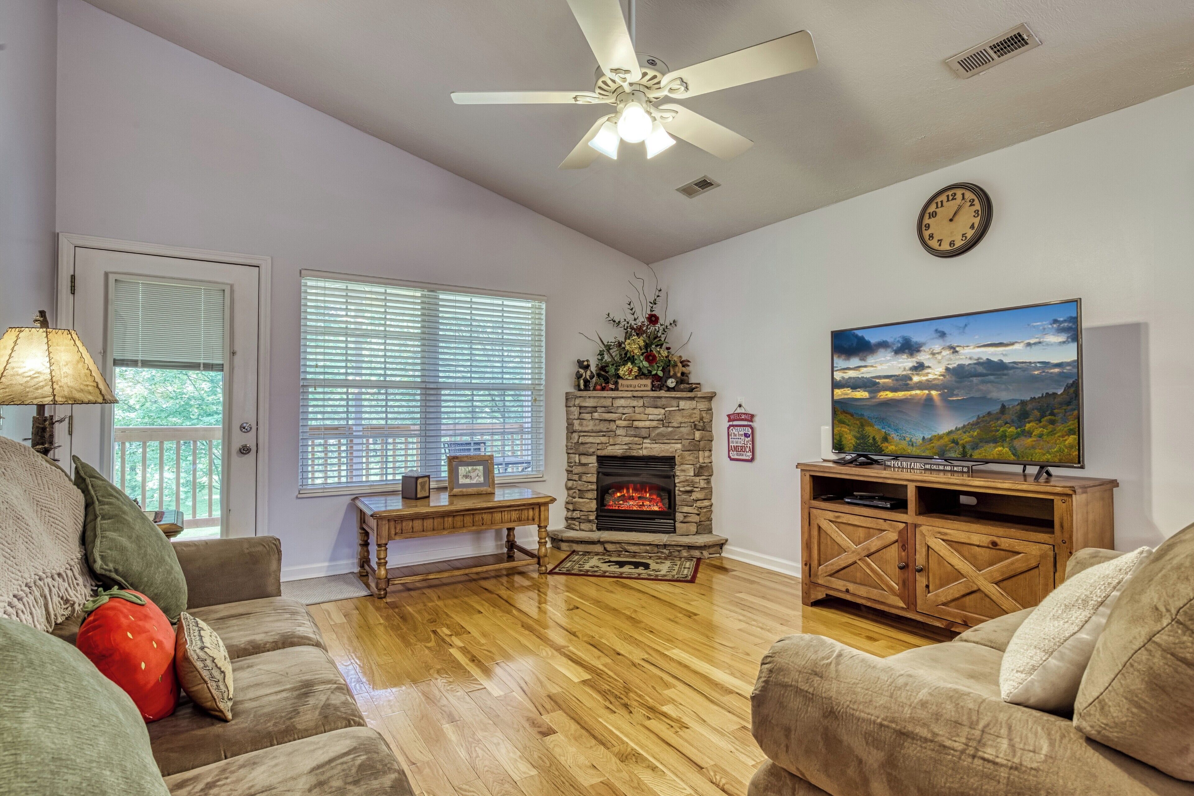 The Strawberry Bear - New Listing - Pigeon Forge, TN
