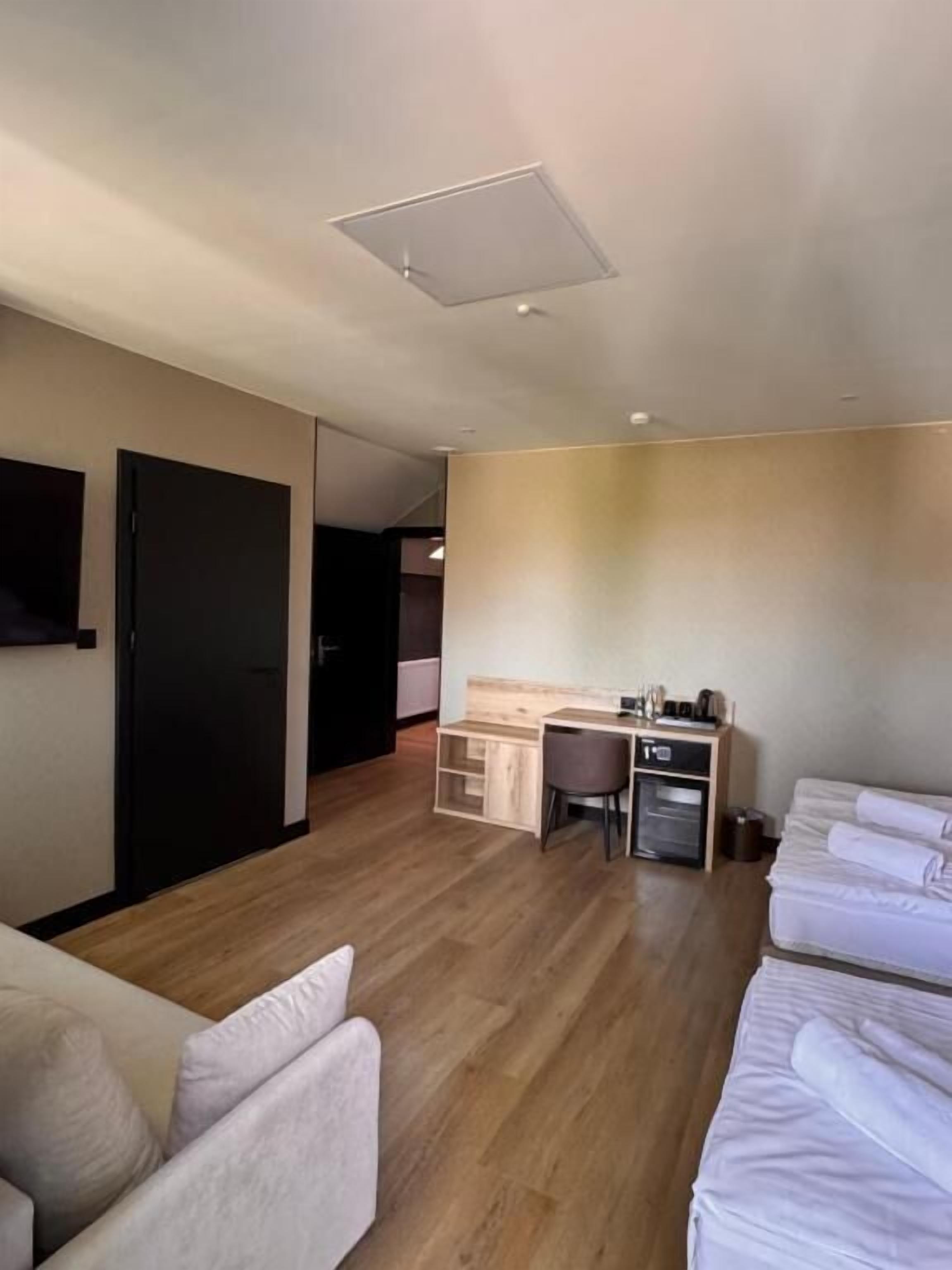 Quarto quádruplo | Cofres nos quartos, escrivaninha, Wi-Fi de cortesia