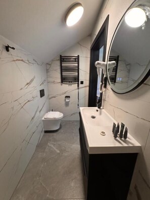Quarto quádruplo | Banheiro | Produtos de toalete grátis, secador de cabelo, toalhas de banho 