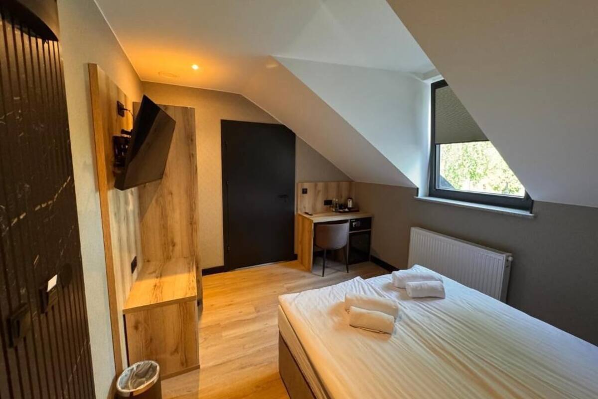 Deluxe Double Room | In-room safe, desk, travel crib, WiFi (free)