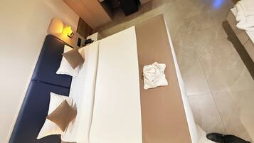 Standard Room | Meja, ruang kerja komputer riba, Wi-fi percuma