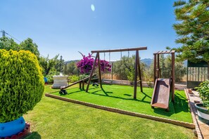 Children’s area - Cubo's Casa Rural La Guarida del Zorro / Private pool / BBQ / Free Wi-Fi (Guaro)