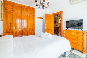 Iron/ironing board, free WiFi, bed sheets - Cubo's Casa Rural La Guarida del Zorro / Private pool / BBQ / Free Wi-Fi (Guaro)