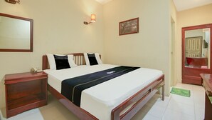 A bedroom with a bed, bedside table, lamp, and a mirror. - Luxury Deluxe DBL Retreat W/ Free Wifi and Parking (Makassar)