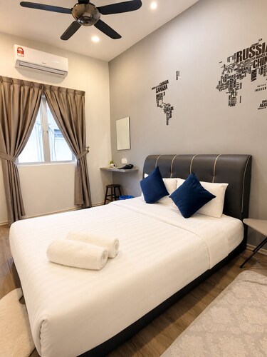 4-Bedroom Stay Above Shoplot, Walking Distance to Kuah’s Largest Night Market