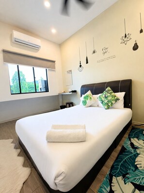 Room - 4-Bedroom Stay Above Shoplot, Walking Distance to Kuah’s Largest Night Market (Kuah)