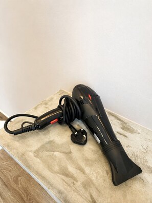 Dusche, Haartrockner, Bidet, Handtücher