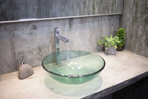 Dusche, Haartrockner, Bidet, Handtücher