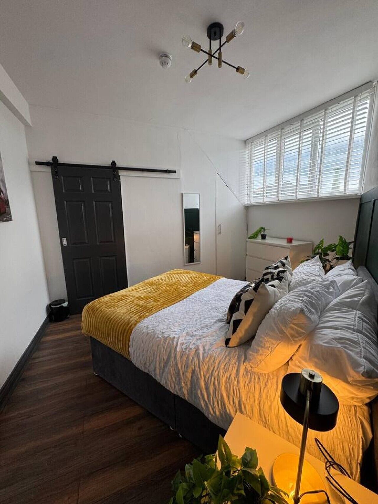 1 bedroom, desk, iron/ironing board, WiFi