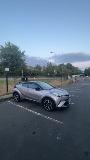Ein Parkplatz mit einem geparkten Auto.