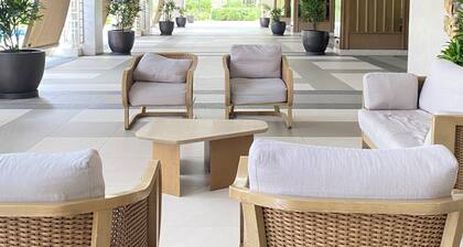 Stunning 1-Bedroom Condo with Balcony - City and Mountain View