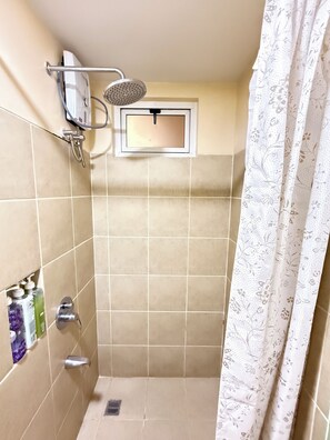 Bathroom - Stunning 1-Bedroom Condo with Balcony - City and Mountain View (Quezon City)