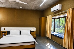 Escritorio, espacio para trabajar con laptop y wifi gratis 