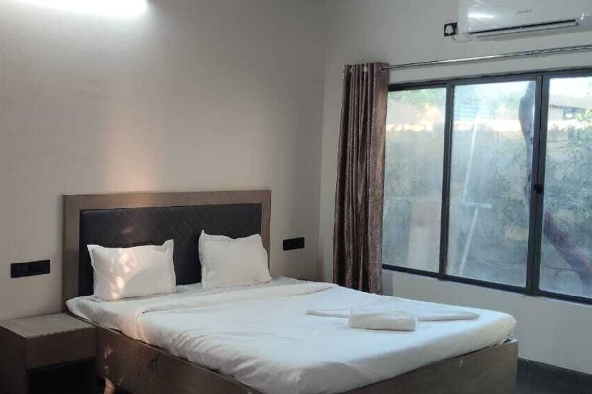 Premium Room | Desk, laptop workspace, WiFi (free)