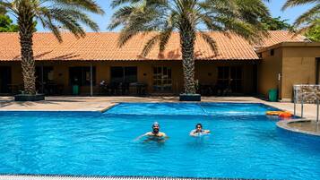 2 piscinas al aire libre