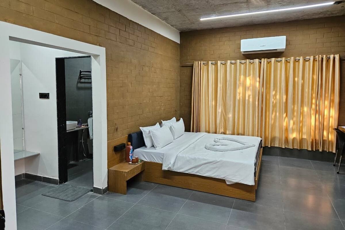 Executive Villa | Desk, laptop workspace, WiFi (free)