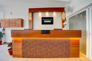A reception desk with a sign indicating it's a townhouse and YO-serviced.