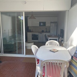 Outdoor dining - Vrbo Property (Le Grau-du-Roi)