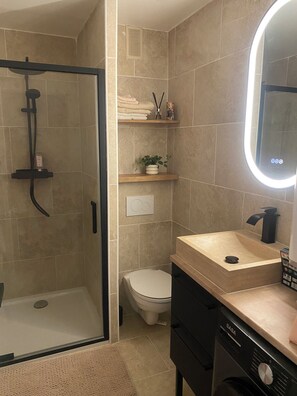 Shower - Vrbo Property (Le Grau-du-Roi)