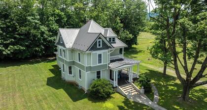 Restored 1900s Queen Anne Farmhouse Retreat Near Knoebels on 95 Acres.