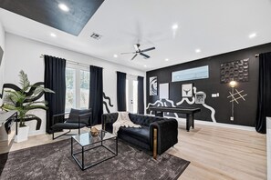 Living area - Stylish & Spacious 3BR Lux W/ Pool Table Sleeps 11 (Houston)