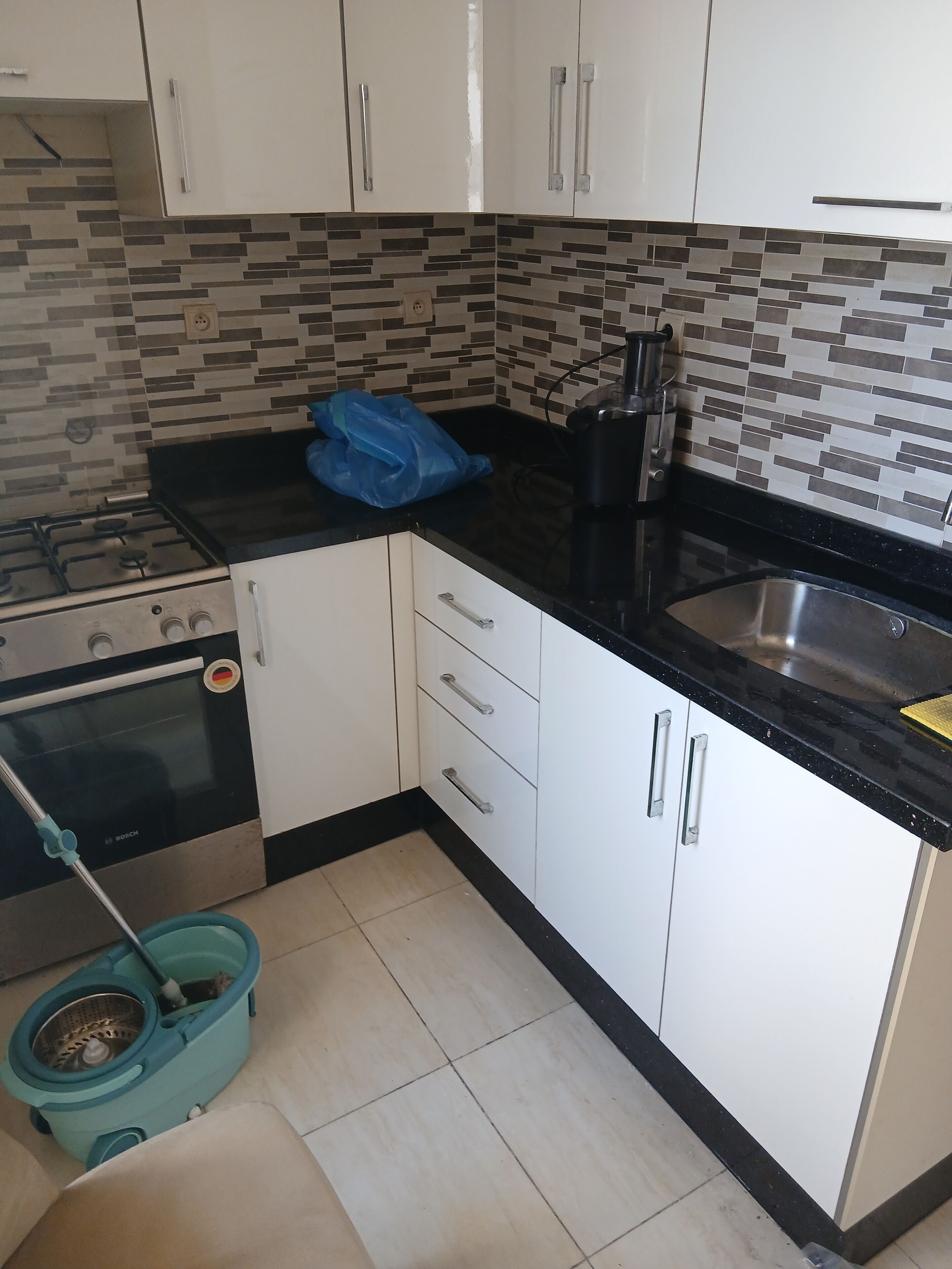 Fridge, oven, stovetop, coffee/tea maker