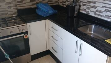 Fridge, oven, stovetop, coffee/tea maker